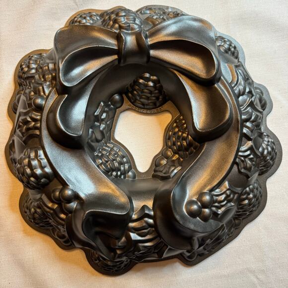 EUC Nordic Ware Wreath Bundt Cake Pan Bow Pine Cone Holly Holiday Cast Aluminum